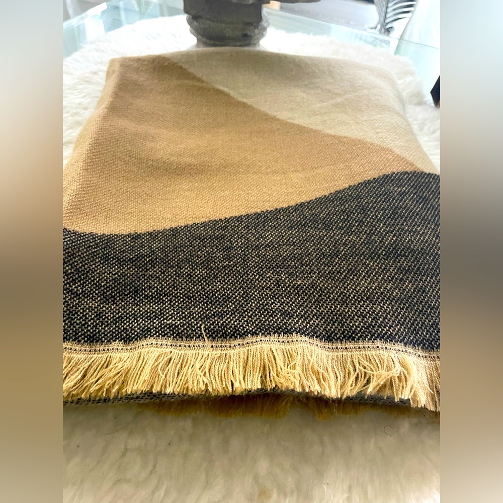 NWT Designer Shawl - Picture 2 of 8